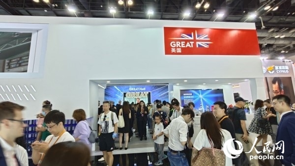 9月3日，英國館吸引參展觀眾駐足。人民網(wǎng)記者 趙雯博攝