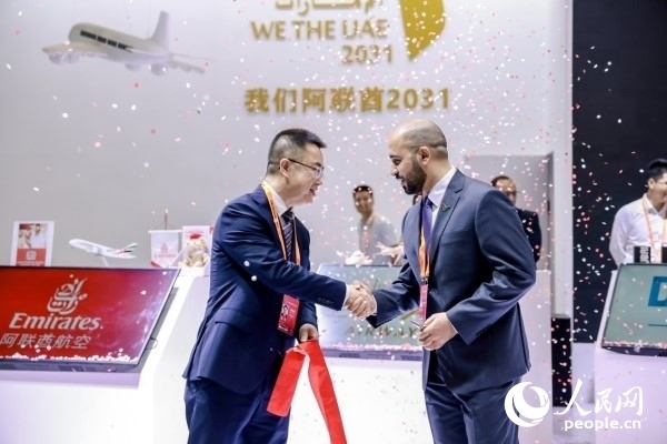 9月3日，阿聯(lián)酋駐華大使館臨時(shí)代辦、副館長哈利德·沙赫參贊與中國貿(mào)促會聯(lián)絡(luò)部二級巡視員楊曉軍揭幕阿聯(lián)酋國家館。圖片由阿聯(lián)酋駐華大使館提供