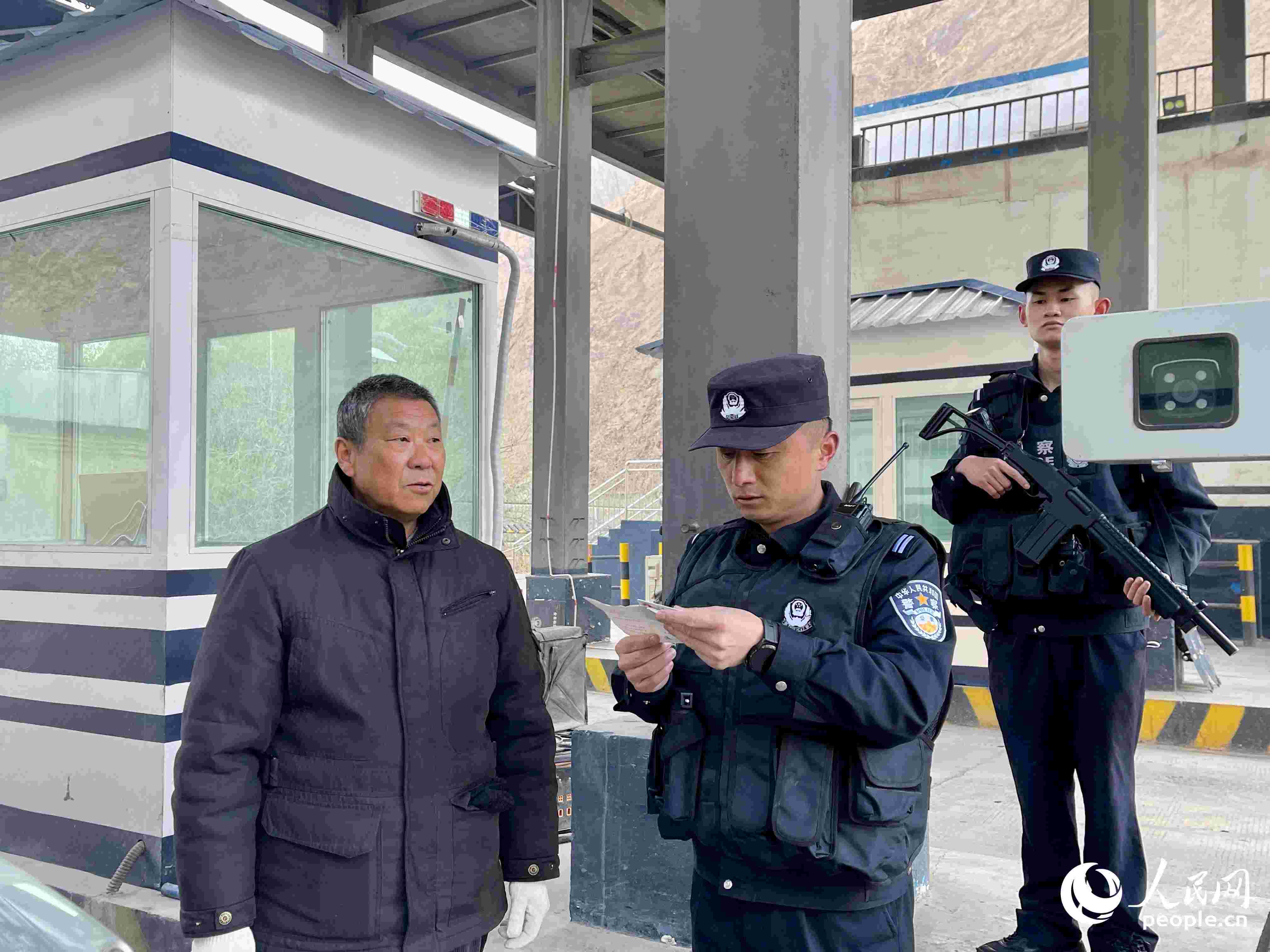 2023年5月10日，在庫地邊境檢查站，陳暢核對進(jìn)出邊境管理區(qū)人員信息。人民網(wǎng) 周靜圓攝