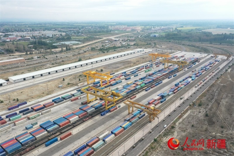 8月8日，在霍爾果斯口岸換裝廠區(qū)，工人正在進(jìn)行吊箱作業(yè)。 人民網(wǎng)記者 張力洋攝