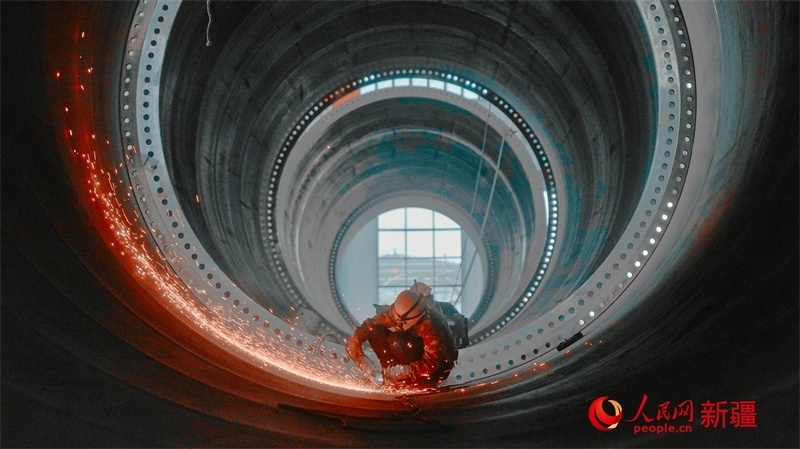 中國水利水電四局（塔城）裝備制造基地，工人們正在開展作業(yè)。 人民網(wǎng) 李欣洋攝