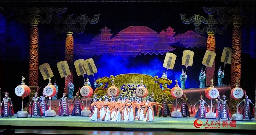 第六屆中國新疆國際民族舞蹈節(jié)開幕式上演出的歷史題材舞劇《張騫》。 人民網(wǎng) 李欣洋攝