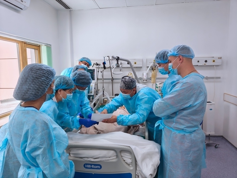 中哈專家團(tuán)隊(duì)完成哈國首例離體肝切和自體肝移植術(shù)。 新疆醫(yī)科大學(xué)第一附屬醫(yī)院供圖