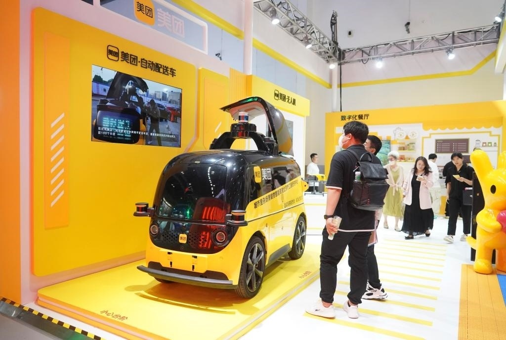 9月4日，在2023年服貿(mào)會國家會議中心美團展臺，觀眾參觀一款自動配送車。新華社記者 劉嶺逸 攝