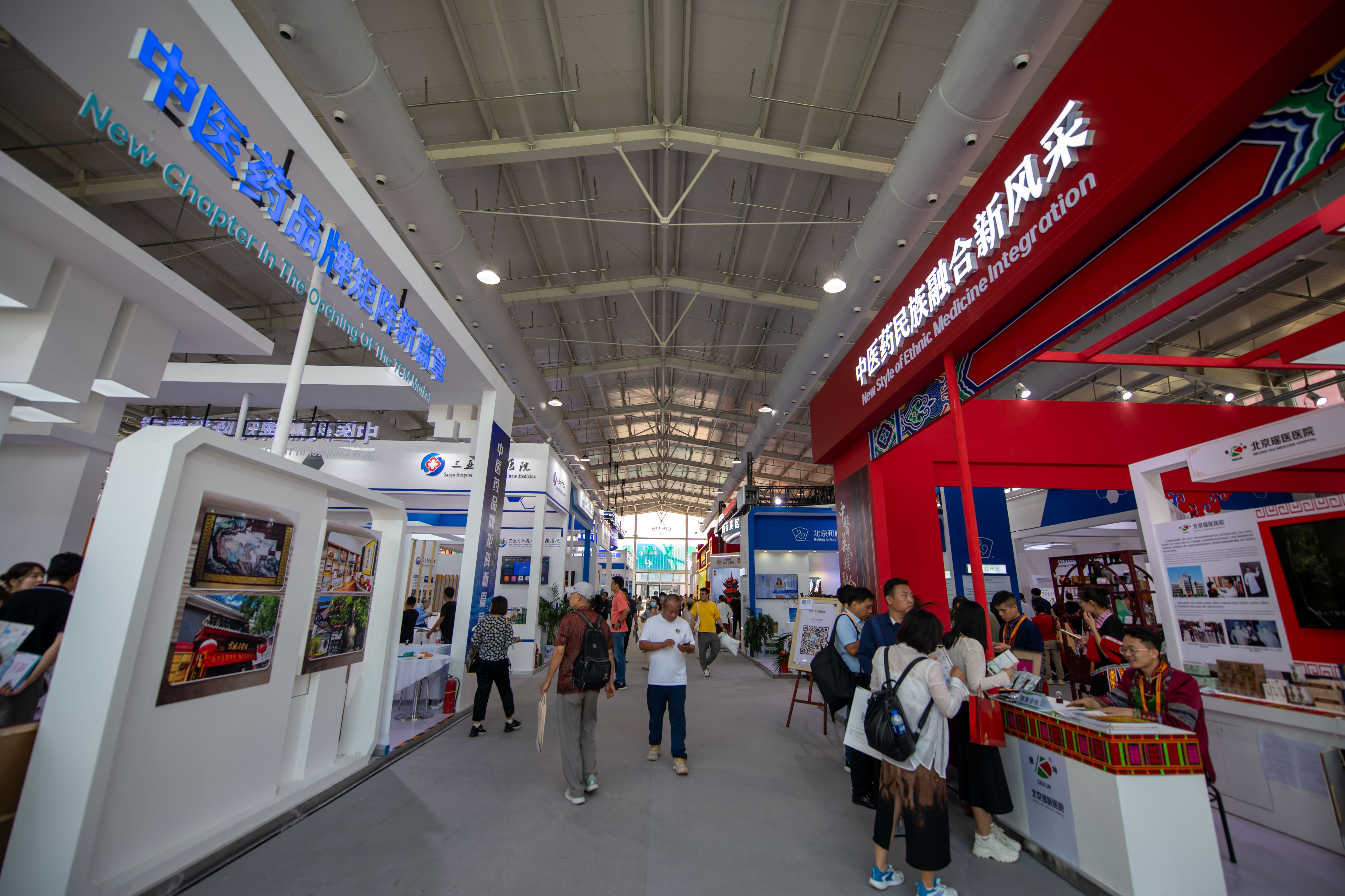 在位于首鋼園的健康衛(wèi)生服務(wù)展區(qū)，觀眾正在參觀。人民網(wǎng)記者 翁奇羽攝