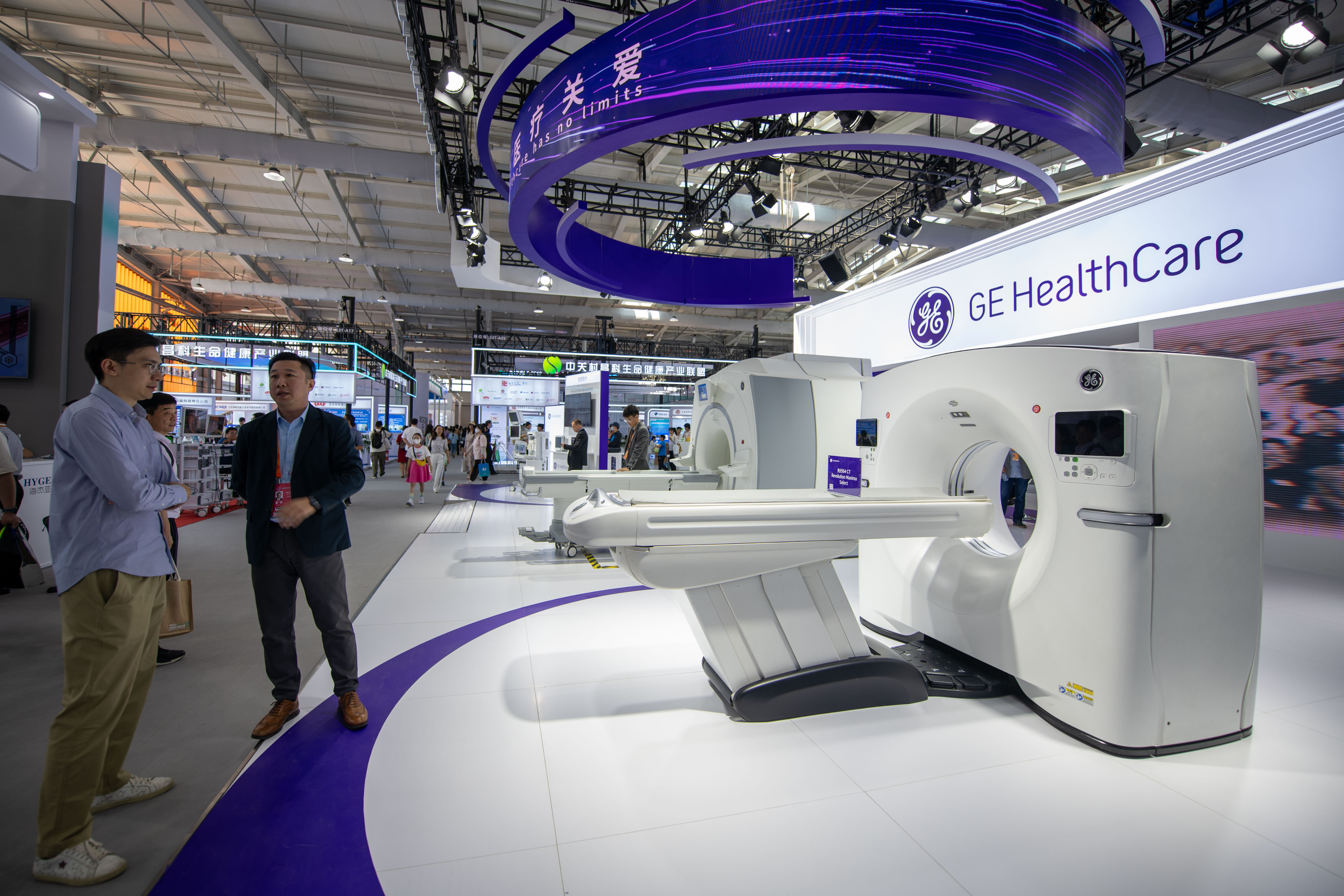 9月3日，在位于首鋼園的健康衛(wèi)生服務(wù)展區(qū)，觀眾正在參觀GE展臺。人民網(wǎng)記者 翁奇羽攝