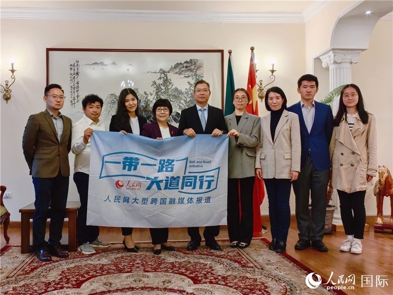 胡長(zhǎng)春大使、駐非盟使團(tuán)工作人員與人民網(wǎng)記者合影。