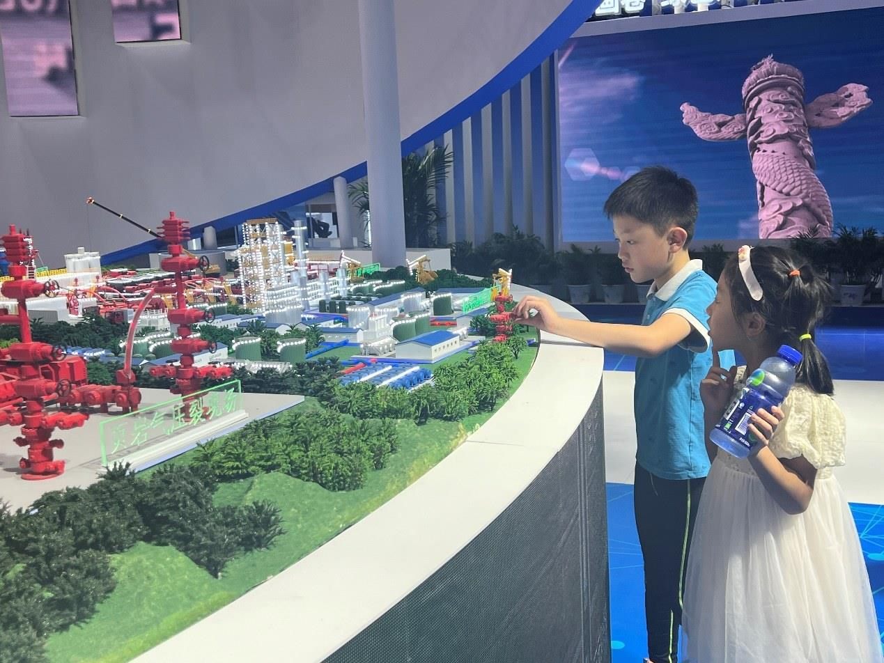 小朋友正在觀看展覽模型。人民網(wǎng) 歐陽易佳攝