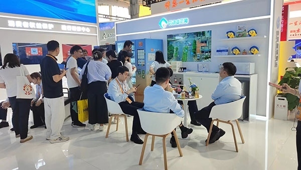 銀行機構(gòu)“勞動者港灣”的服務(wù)理念，吸引觀展群眾上前咨詢。人民網(wǎng)記者 李彤?dāng)z