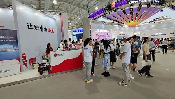 在銀行展臺，“溫度”成為了高頻詞匯。人民網(wǎng)記者 李彤?dāng)z