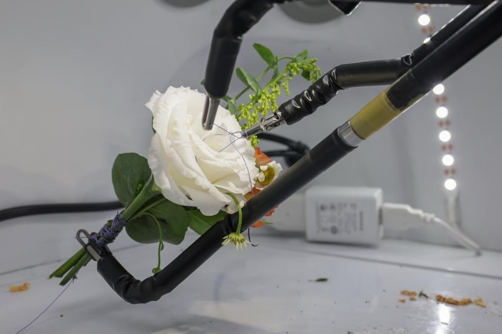 9月4日，在服貿(mào)會首鋼園區(qū)北京友誼醫(yī)院展臺，圖邁單臂腔鏡手術機器人用手術線打結。新華社記者 張玉薇 攝