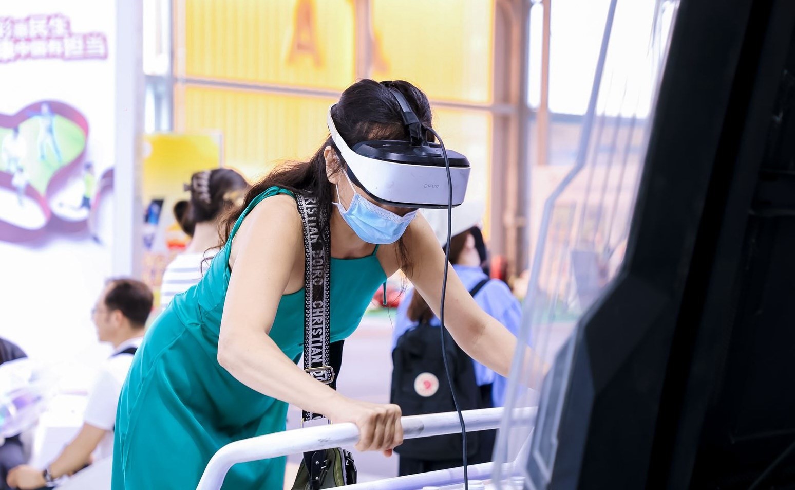 觀眾參與AI體驗(yàn)。圖片來(lái)源：中國(guó)國(guó)際服務(wù)貿(mào)易交易會(huì)