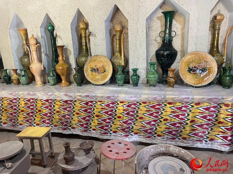 游客制作土陶體驗區(qū)。人民網(wǎng)記者 常雪梅攝