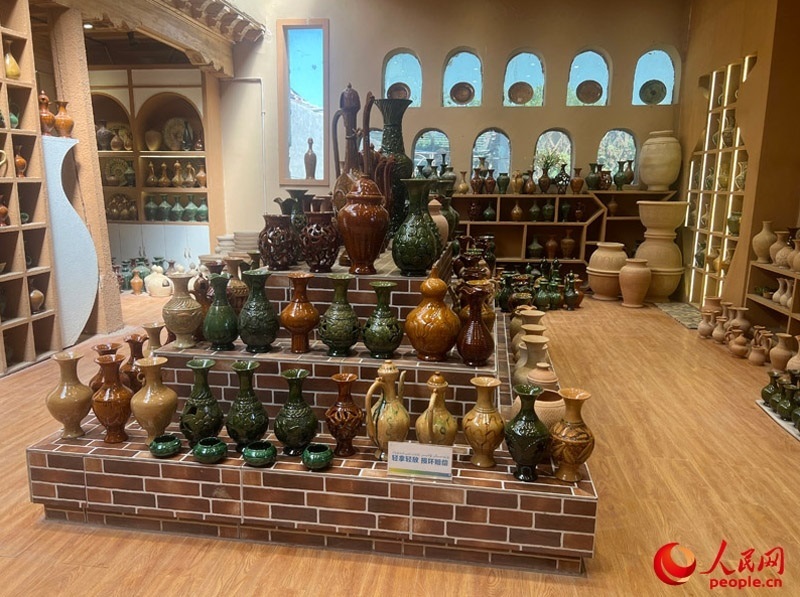 土陶展覽館內(nèi)展示的精美土陶制品。人民網(wǎng)記者 常雪梅攝