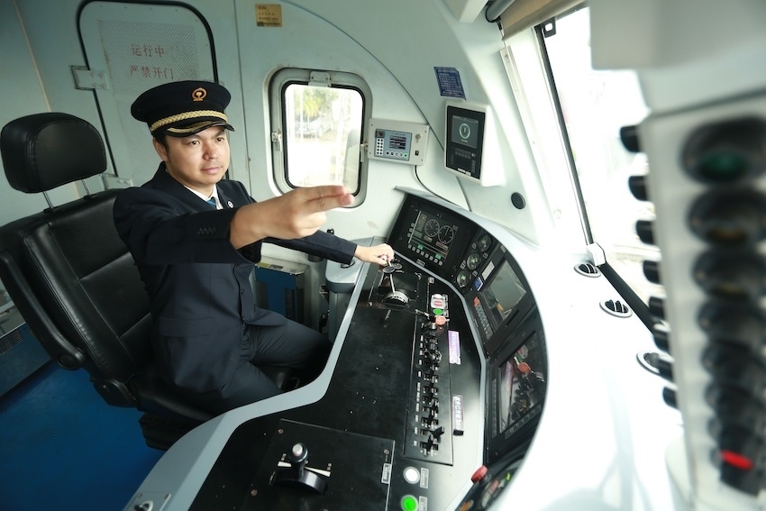 發(fā)車前，仲俊斕確認(rèn)儀表、指示燈狀態(tài)正常。成都機(jī)務(wù)段供圖