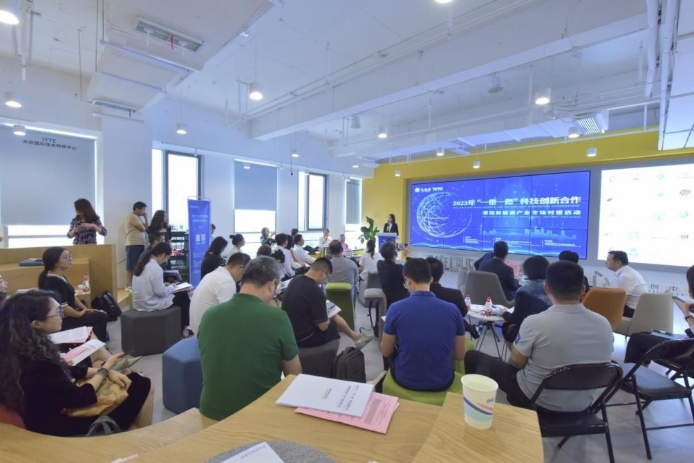 在天府國(guó)際技術(shù)轉(zhuǎn)移中心承辦的2023年“一帶一路”科技創(chuàng)新合作——泰國(guó)新能源產(chǎn)業(yè)專場(chǎng)對(duì)接活動(dòng)中，中泰企業(yè)機(jī)構(gòu)達(dá)成了合作意向。天府國(guó)際技術(shù)轉(zhuǎn)移中心供圖