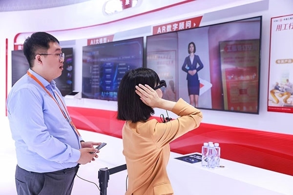 在工商銀行展臺，數(shù)字員工“工曉伴”與觀展游客互動。受訪者供圖