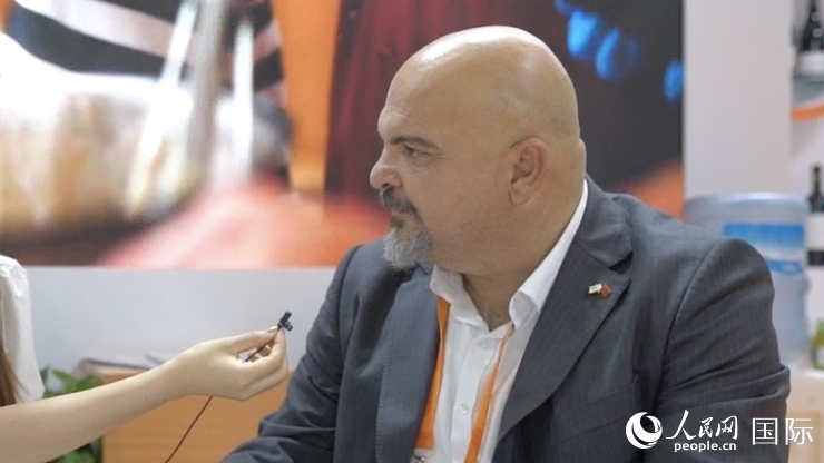 塞浦路斯首席經(jīng)濟(jì)商務(wù)參贊歐陽(yáng)路接受記者采訪。人民網(wǎng) 王禹蘅攝