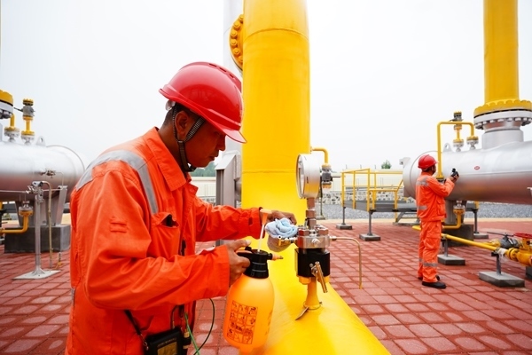西氣東輸湖廣輸氣分公司員工在投產(chǎn)現(xiàn)場(chǎng)進(jìn)行天然氣驗(yàn)漏檢測(cè)。唐瑋峰攝