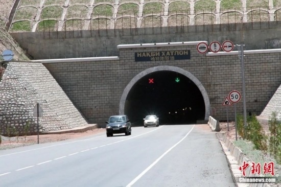 連接塔吉克斯坦南北的重要隧道之一哈特隆隧道由中國路橋承建，是塔國南北公路交通的重要干線道路，對促進(jìn)塔吉克斯坦南北交流和國民經(jīng)濟(jì)發(fā)展具有重要意義。田冰攝