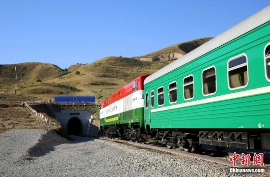 2016年8月24日，塔吉克斯坦“瓦赫達(dá)特-亞灣”鐵路通車。這是絲綢之路經(jīng)濟(jì)帶框架下首個開工并建成的鐵路項目，具標(biāo)志性意義。圖為火車進(jìn)入由中鐵十九局集團(tuán)有限公司承建的隧道。文龍杰 攝