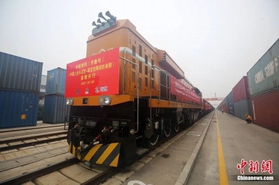 2021年7月5日，中國—上海合作組織地方經(jīng)貿(mào)合作示范區(qū)（簡稱“上合示范區(qū)”）前往塔吉克斯坦首都杜尚別的首班中歐班列（齊魯號）“上合快線”發(fā)出，從上合示范區(qū)青島多式聯(lián)運(yùn)中心啟程，為中國及日本、韓國等周邊國家和地區(qū)與塔吉克斯坦經(jīng)貿(mào)往來提供了全新的物流解決方案。胡耀杰 攝