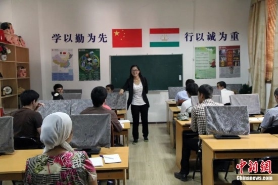 2014年，塔吉克斯坦國立民族大學(xué)的孔子學(xué)院內(nèi)，教師正在為塔吉克斯坦學(xué)生授課。田冰 攝