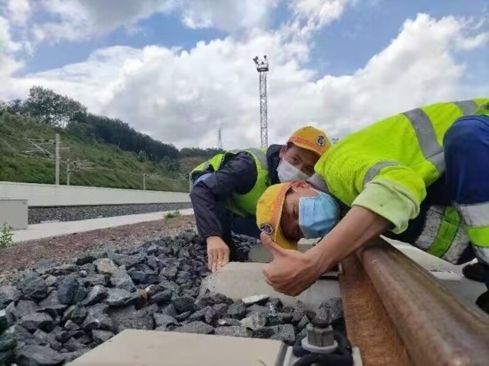 佟郎（左）正在檢修鐵路。受訪者供圖