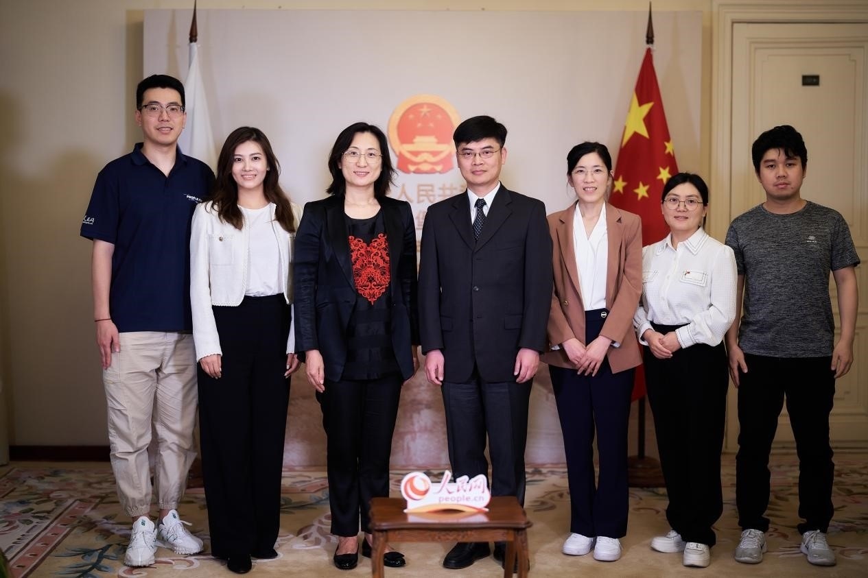 中國駐圣彼得堡副總領(lǐng)事張曉慶（左四）與人民網(wǎng)記者合影。