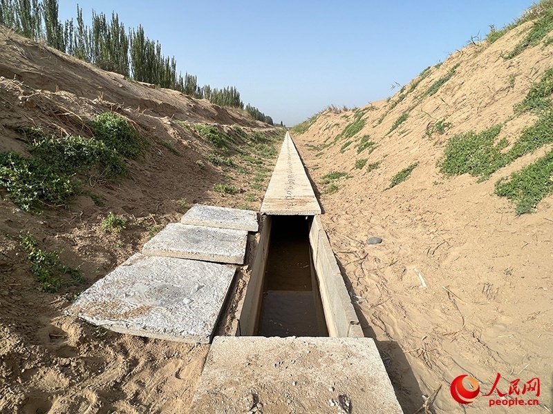 打開(kāi)蓋板，可見(jiàn)水在寬一米、深一米的渠道內(nèi)暢通流過(guò)。人民網(wǎng)記者 常雪梅攝