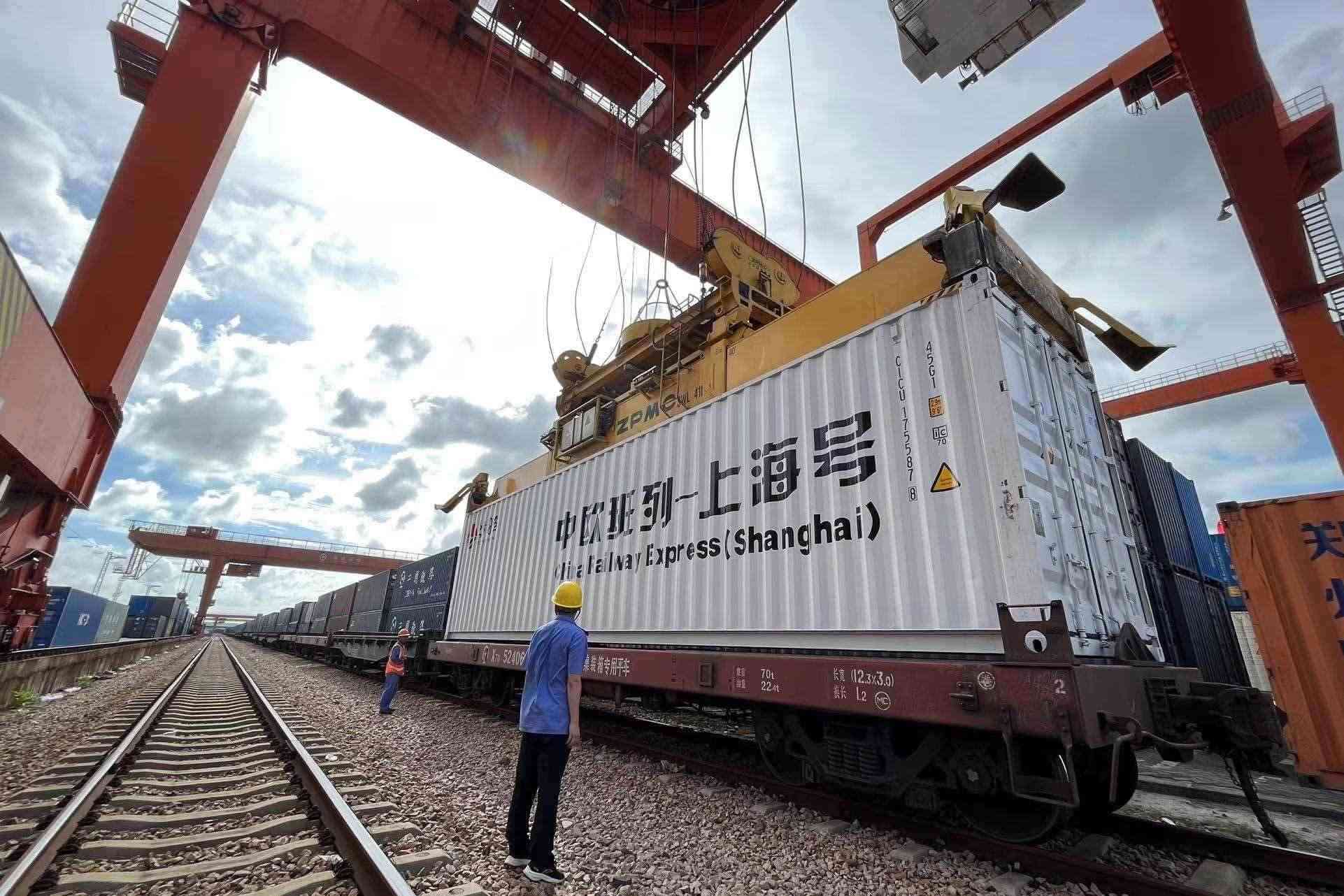 鐵路上海貨運中心閔行站貨場內(nèi)，吊機(jī)在貨運員的監(jiān)裝下進(jìn)行裝車落箱作業(yè)。人民網(wǎng) 皇甫萬里攝