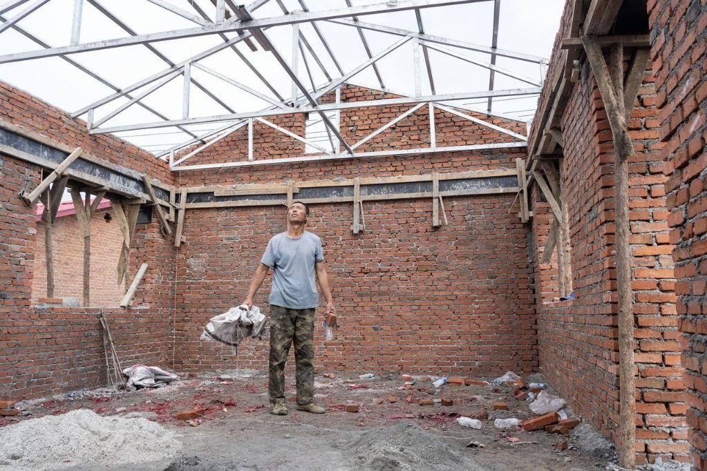 近日，在黑龍江省尚志市老街基鄉(xiāng)基豐村，村民劉環(huán)茂查看新建的房屋。新華社記者 謝劍飛 攝