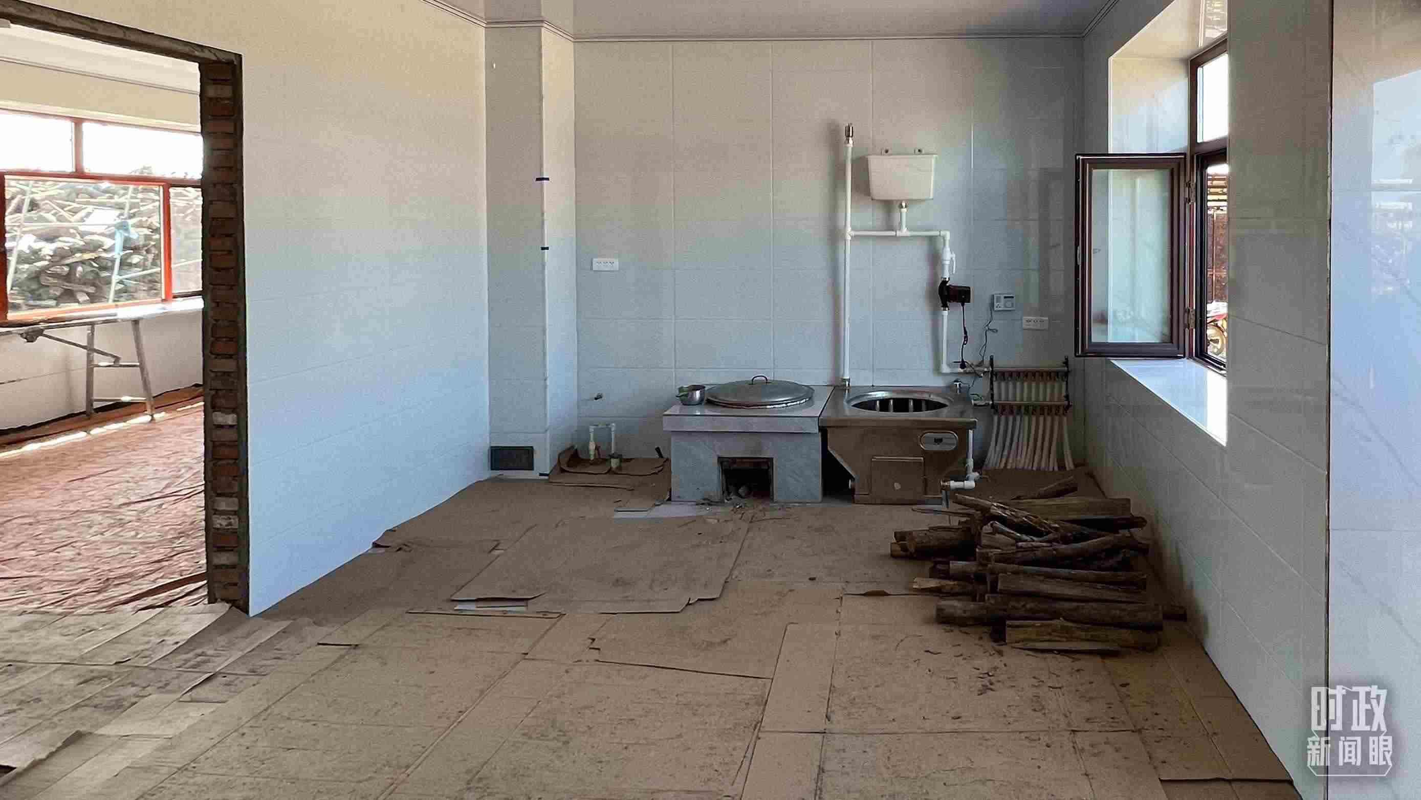 △龍王廟村內(nèi)，受災(zāi)房屋內(nèi)部正在進行翻修。（總臺央視記者邢彬拍攝）