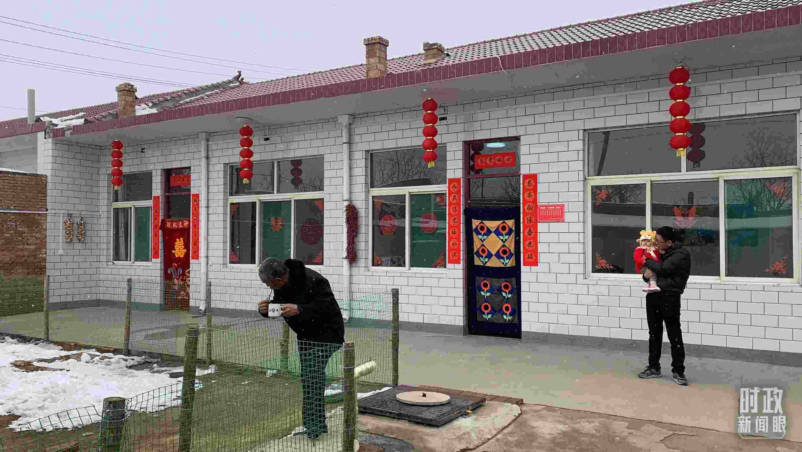 △ 當(dāng)年春節(jié)來臨之前，馮南垣村受災(zāi)村民全部搬進了新家。（總臺央視記者段德文拍攝）