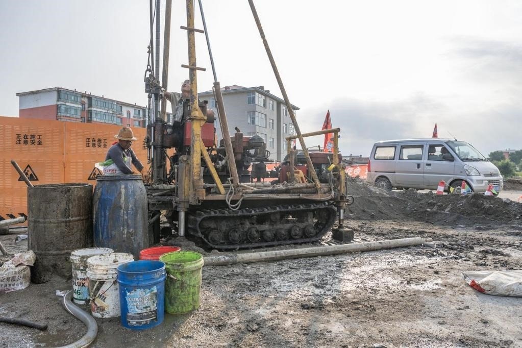 近日，在黑龍江省尚志市老街基鄉(xiāng)，施工人員正在作業(yè)。新華社記者 謝劍飛 攝