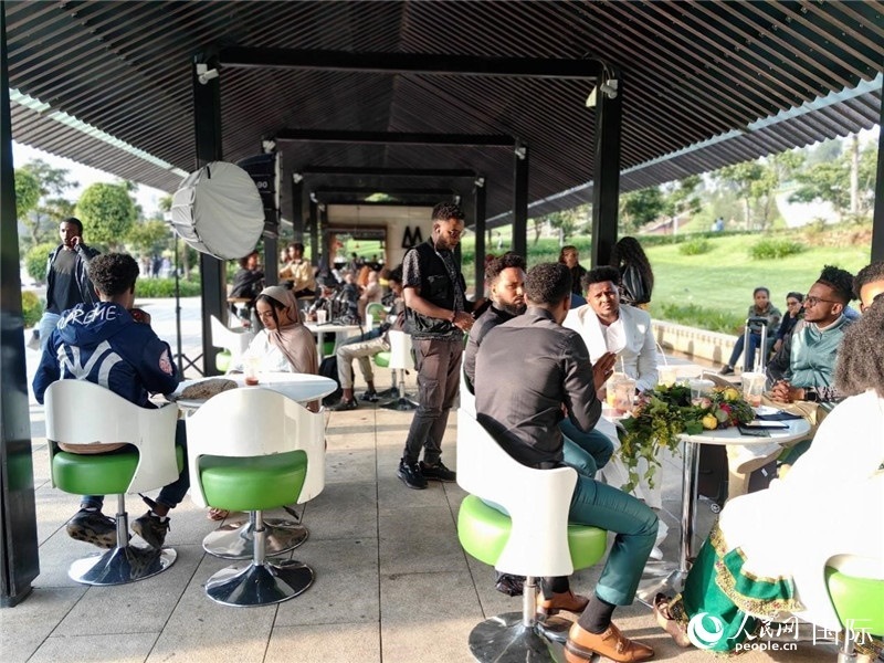 友誼廣場(chǎng)的果汁店一座難求。人民網(wǎng)記者 陳星星攝