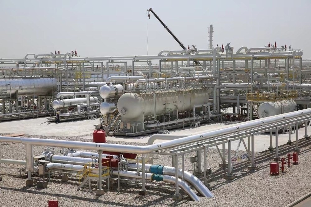 圖為位于伊拉克米桑省阿瑪拉市，由中國石油、道達(dá)爾、馬來西亞石油合資建設(shè)的哈法亞油田油氣處理站。中國石油哈法亞公司/供圖