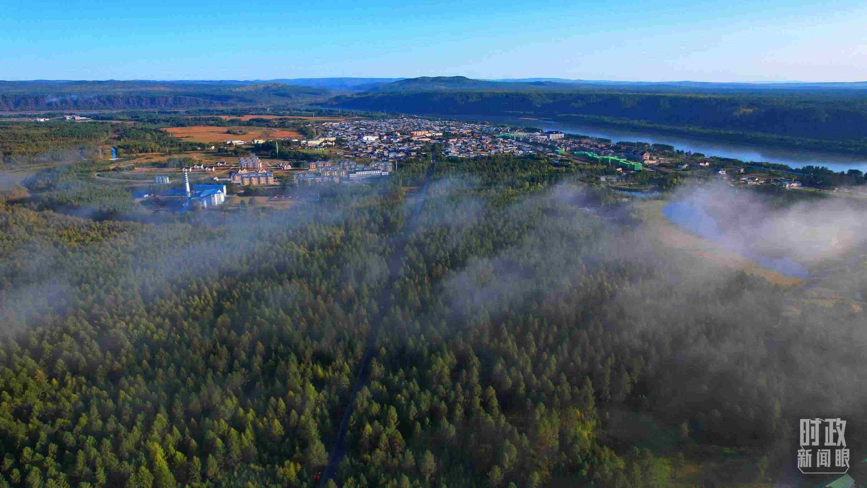 △薄霧籠罩的漠河林場(chǎng)。（總臺(tái)央視記者范凱拍攝）