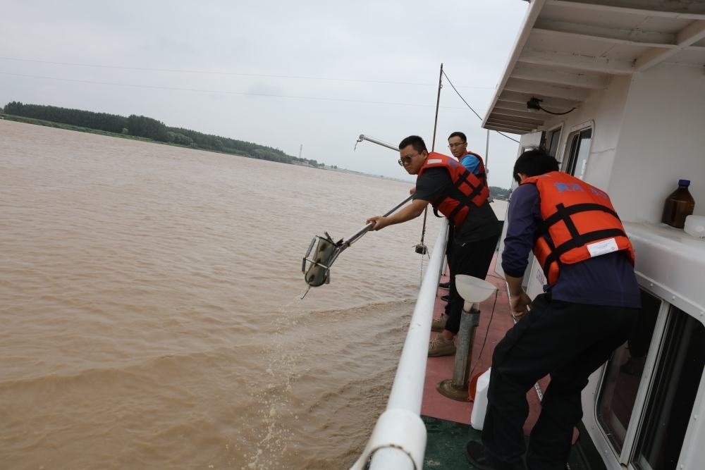 2023年6月29日，調(diào)水調(diào)沙期間，黃河下游利津水文站工作人員在進(jìn)行取沙作業(yè)。新華社記者 劉詩(shī)平 攝