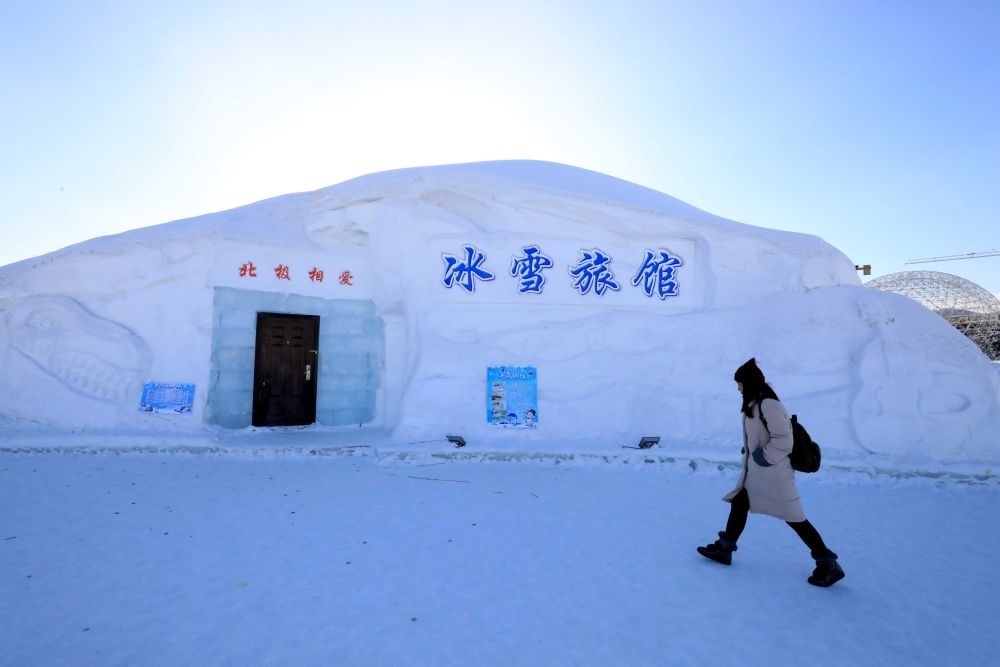 游客從北極村冰雪旅館的一個(gè)房間前走過(guò)（2018年1月31日攝）。