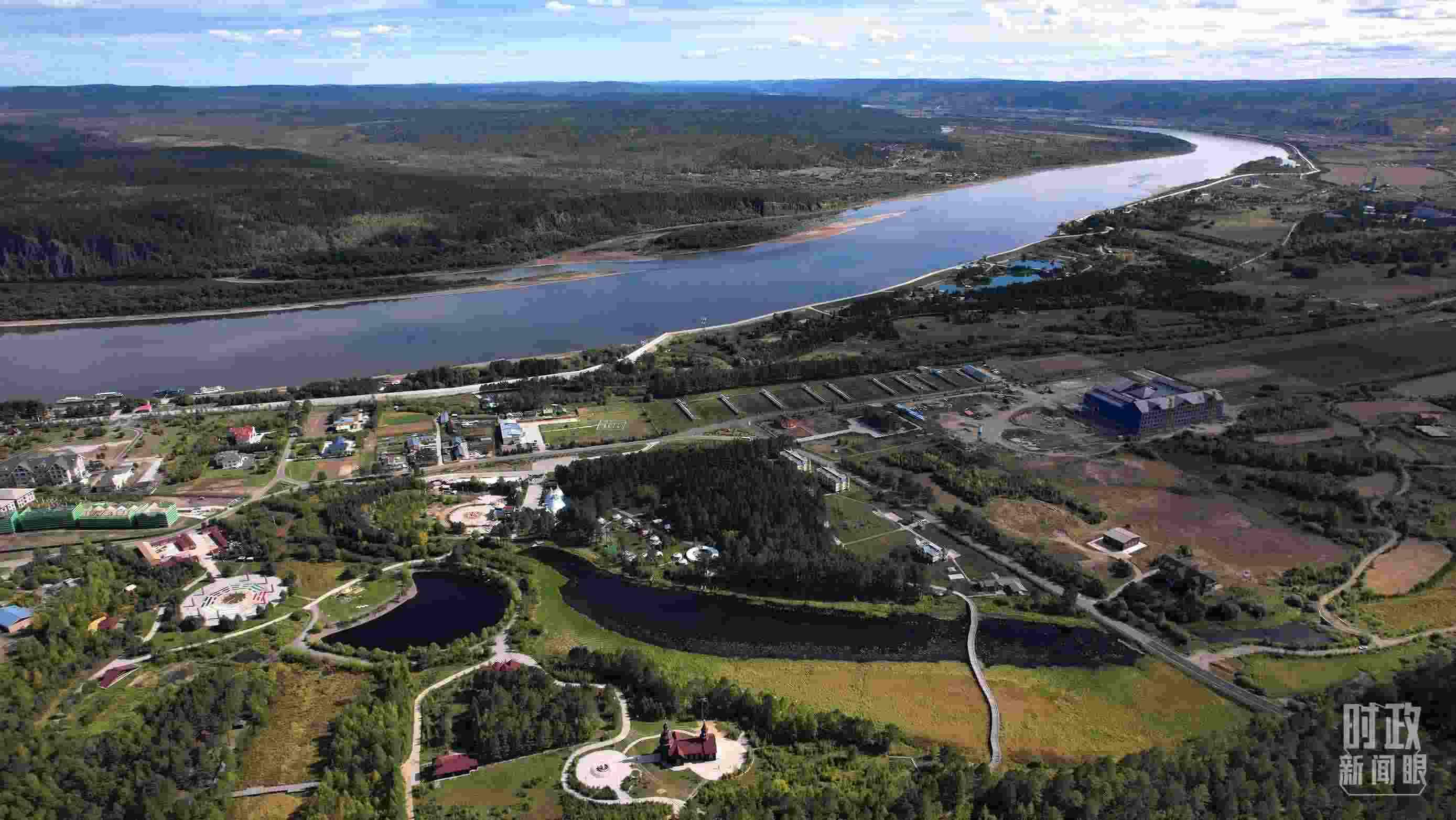 △北極村北邊是中俄界江黑龍江。（總臺(tái)國(guó)廣記者李晉拍攝）
