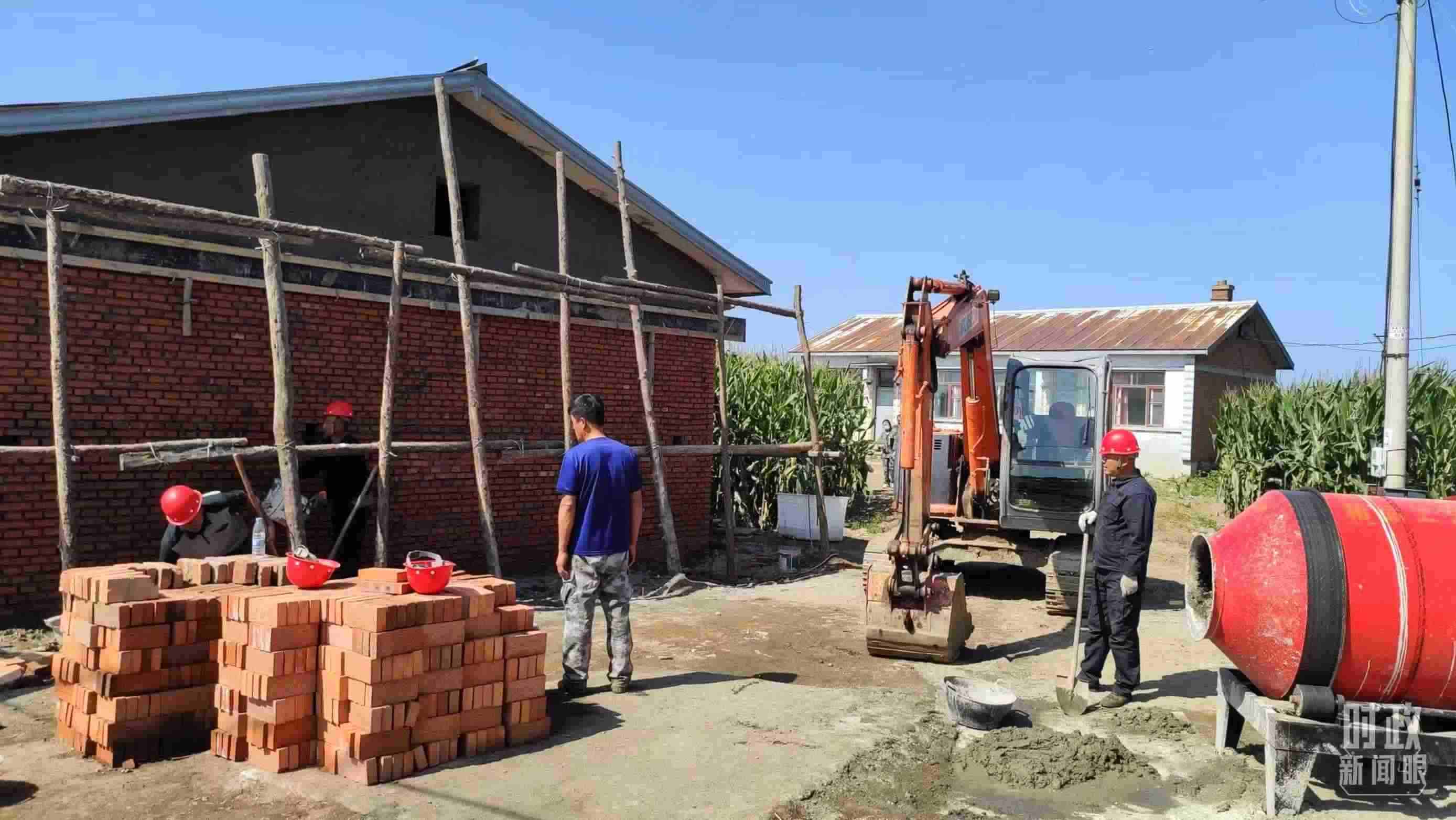 △村民正在修繕被損的房屋。（總臺(tái)央視記者薛冠南拍攝）