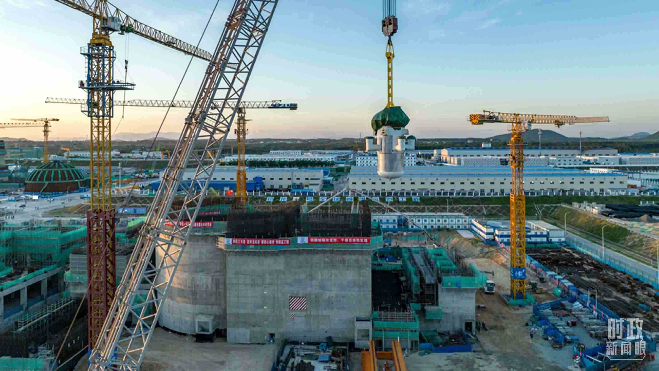 △8月10日，由中國(guó)第一重型機(jī)械股份公司承制的玲龍一號(hào)反應(yīng)堆核心模塊“玲龍之心”成功吊裝。（圖/國(guó)務(wù)院國(guó)資委網(wǎng)站）