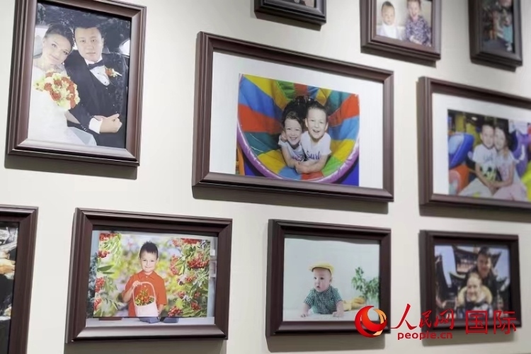 照片墻記錄每個(gè)幸福的瞬間。 人民網(wǎng) 皇甫萬里攝