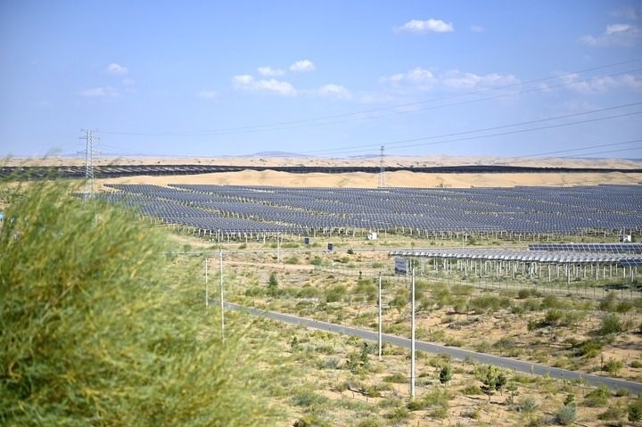 這是2023年8月24日拍攝的內(nèi)蒙古鄂爾多斯市達(dá)拉特光伏基地。新華社記者 賀書琛 攝