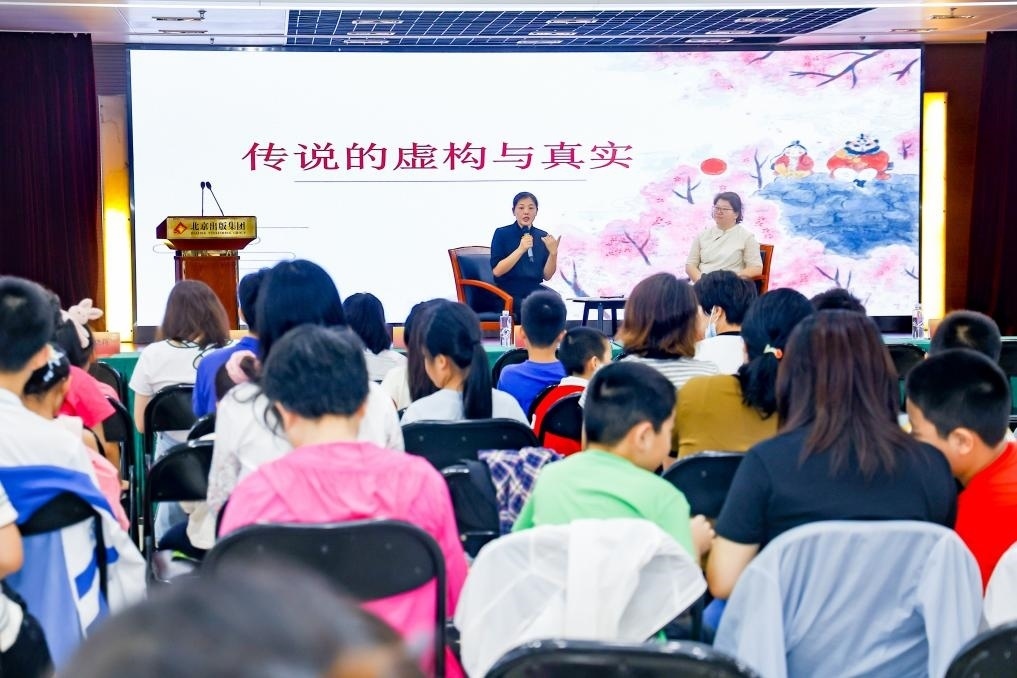 經(jīng)典閱讀進(jìn)社區(qū)——十月少年文學(xué)創(chuàng)享會走進(jìn)裕中東里。主辦方供圖