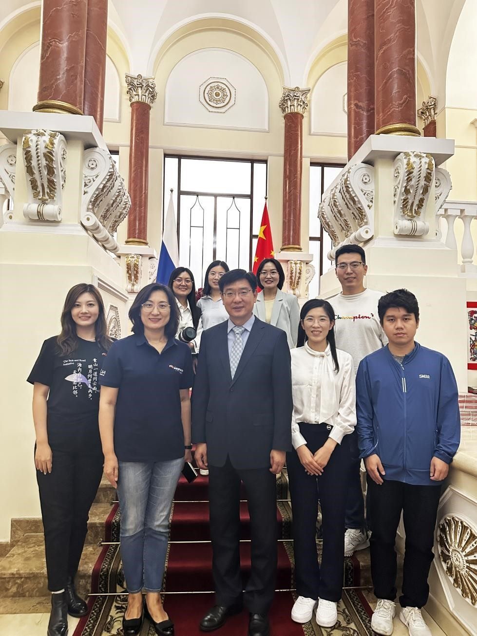 中國駐俄羅斯大使館公使銜文化參贊、莫斯科中國文化中心主任封立濤（前排中）與人民網(wǎng)記者合影。