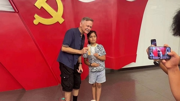 潘維廉和志愿講解員紀(jì)念合影。主辦方供圖