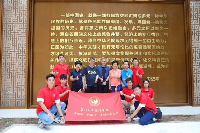 潘維廉和實踐隊師生在昌吉州博物館合影。主辦方供圖