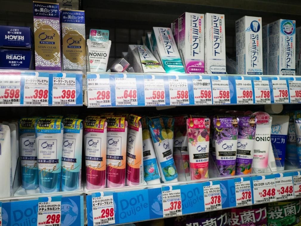 這是8月16日在日本東京新宿一商場(chǎng)拍攝的貨架。新華社記者張笑宇攝